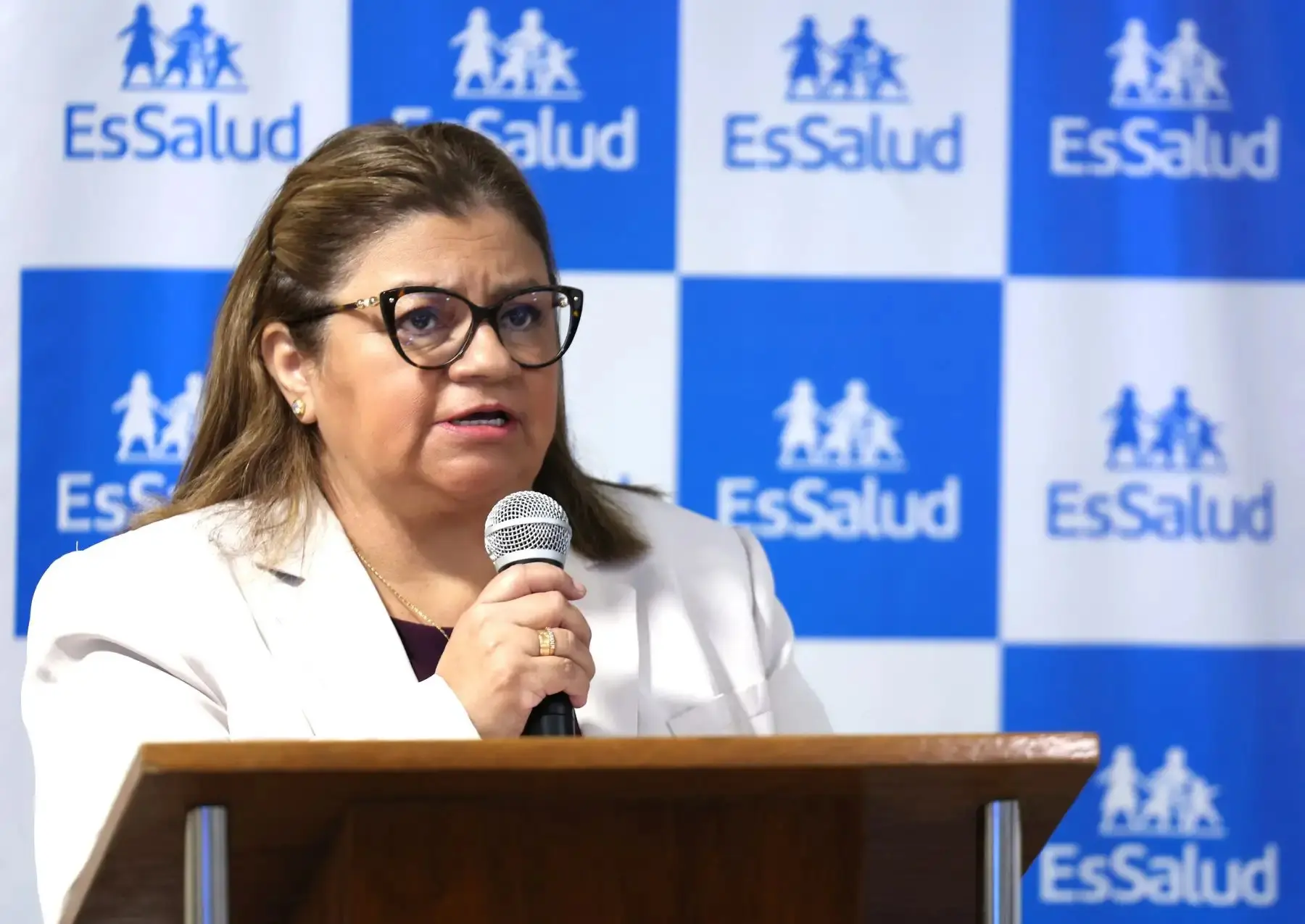 Trabajadores de EsSalud rechazan la designación de Zulema Tomás