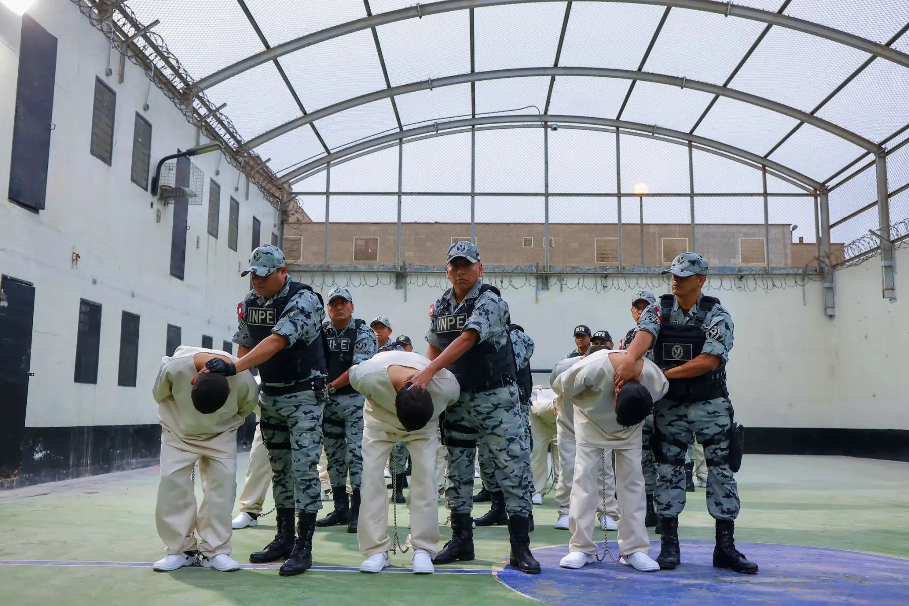 Trasladarían a reos de baja peligrosidad a hangares militares