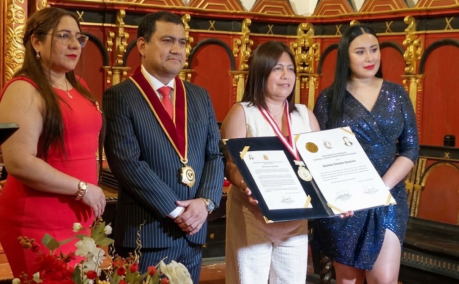 Docente de La Cantuta recibe título de Doctor Honoris Causa