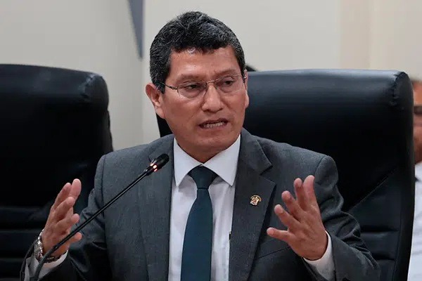 Harvey Colchado propone frenar el doble ingreso de militares y policías retirados en cargos públicos