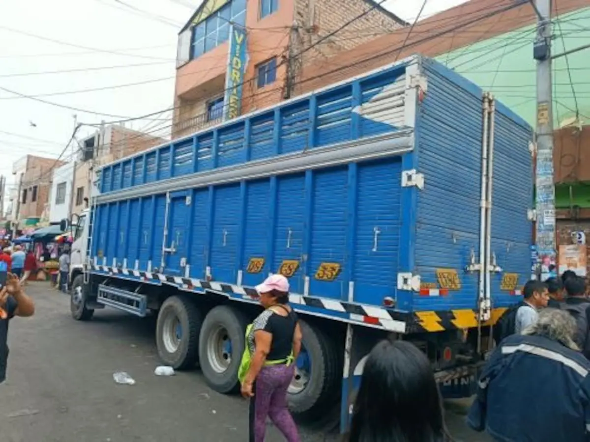 Huacho: Dos comerciantes mueren tras viajar junto a sacos de papa