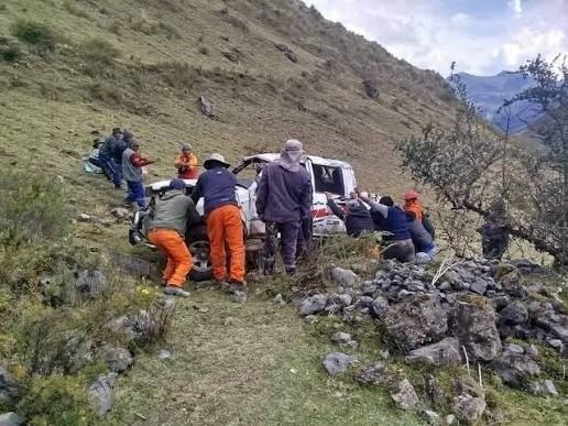 Huancavelica: trabajadora de la ONPE muere tras caer vehículo a un abismo