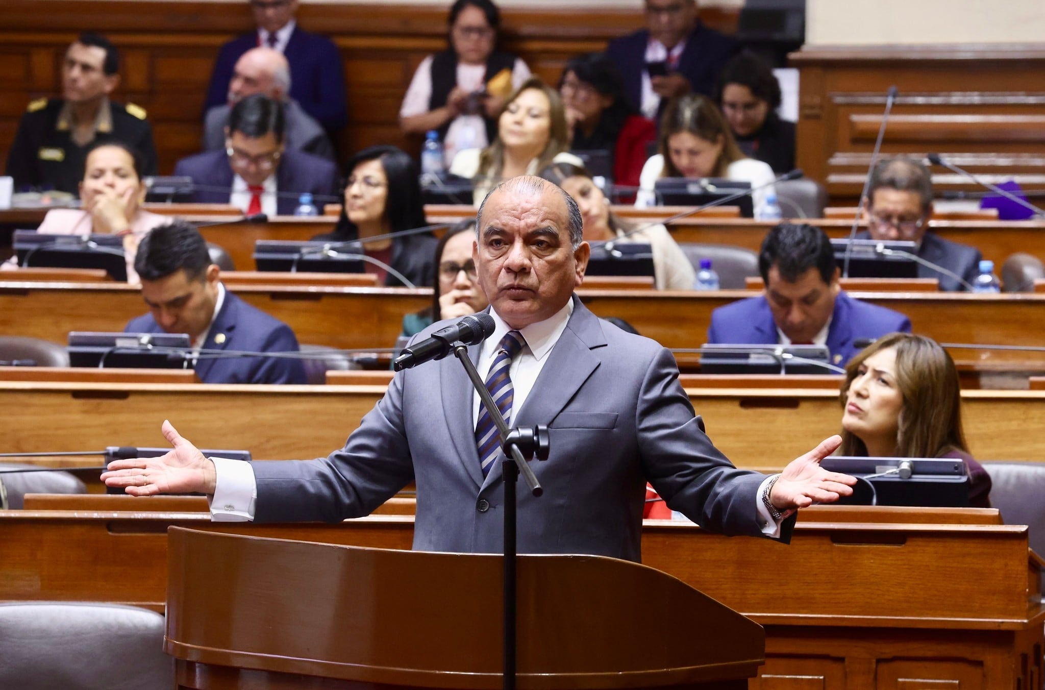 Moción de censura contra ministro del Interior ya tiene 35 firmas