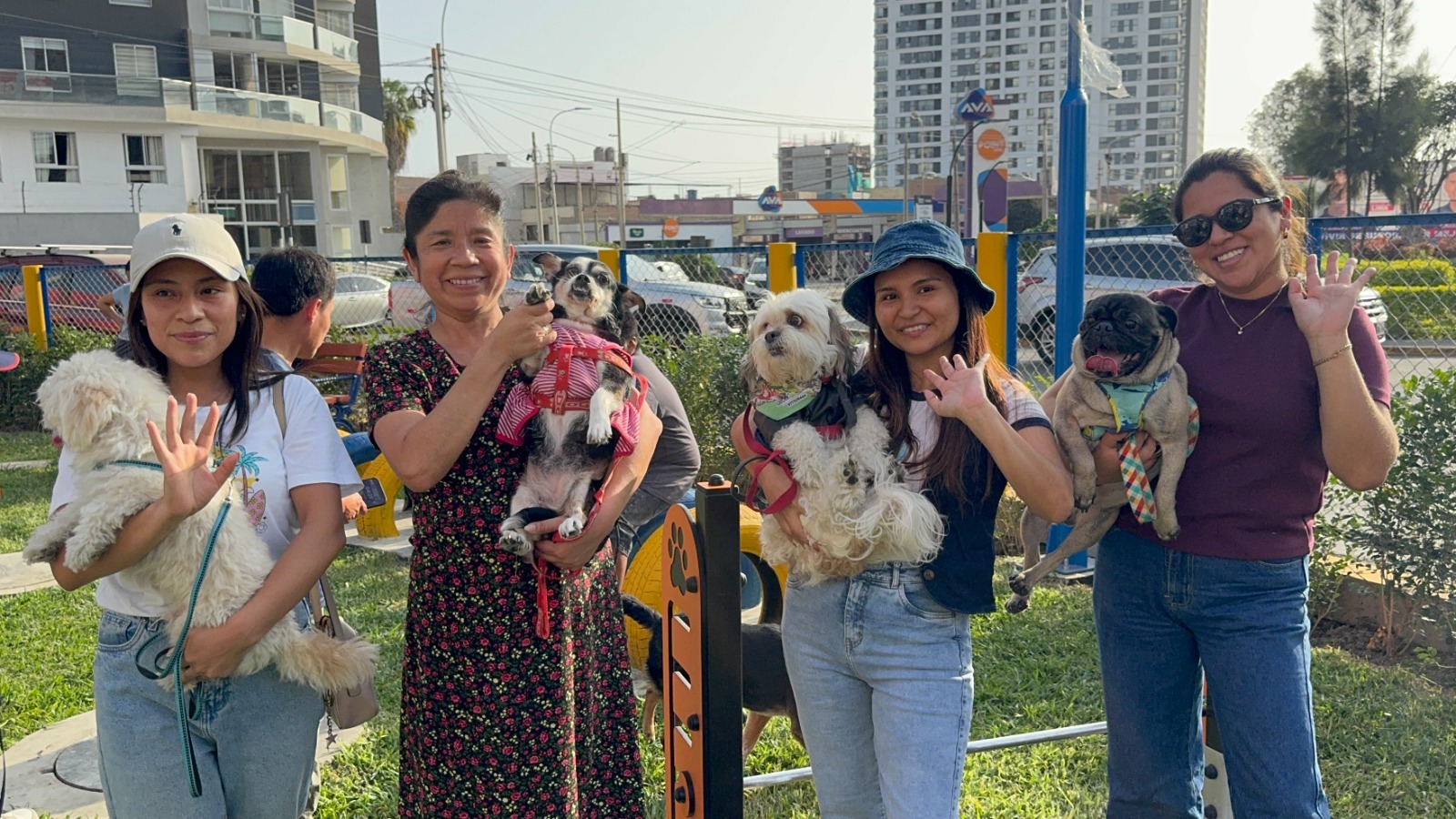 BREÑA INAUGURA SU PRIMER PARQUE PARA MASCOTAS