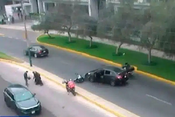 Surco: conductor embiste a presunto ladrón que huía en moto y facilita su captura