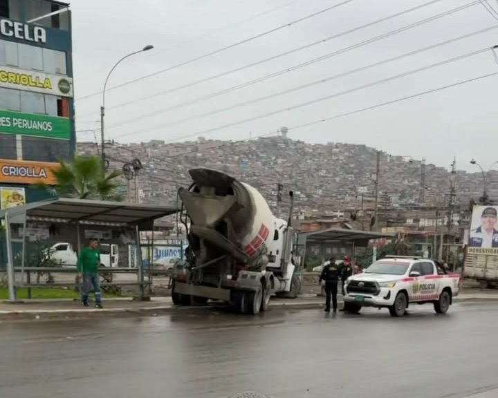 VMT: camión cisterna quedó atravesado tras chocar contra paradero