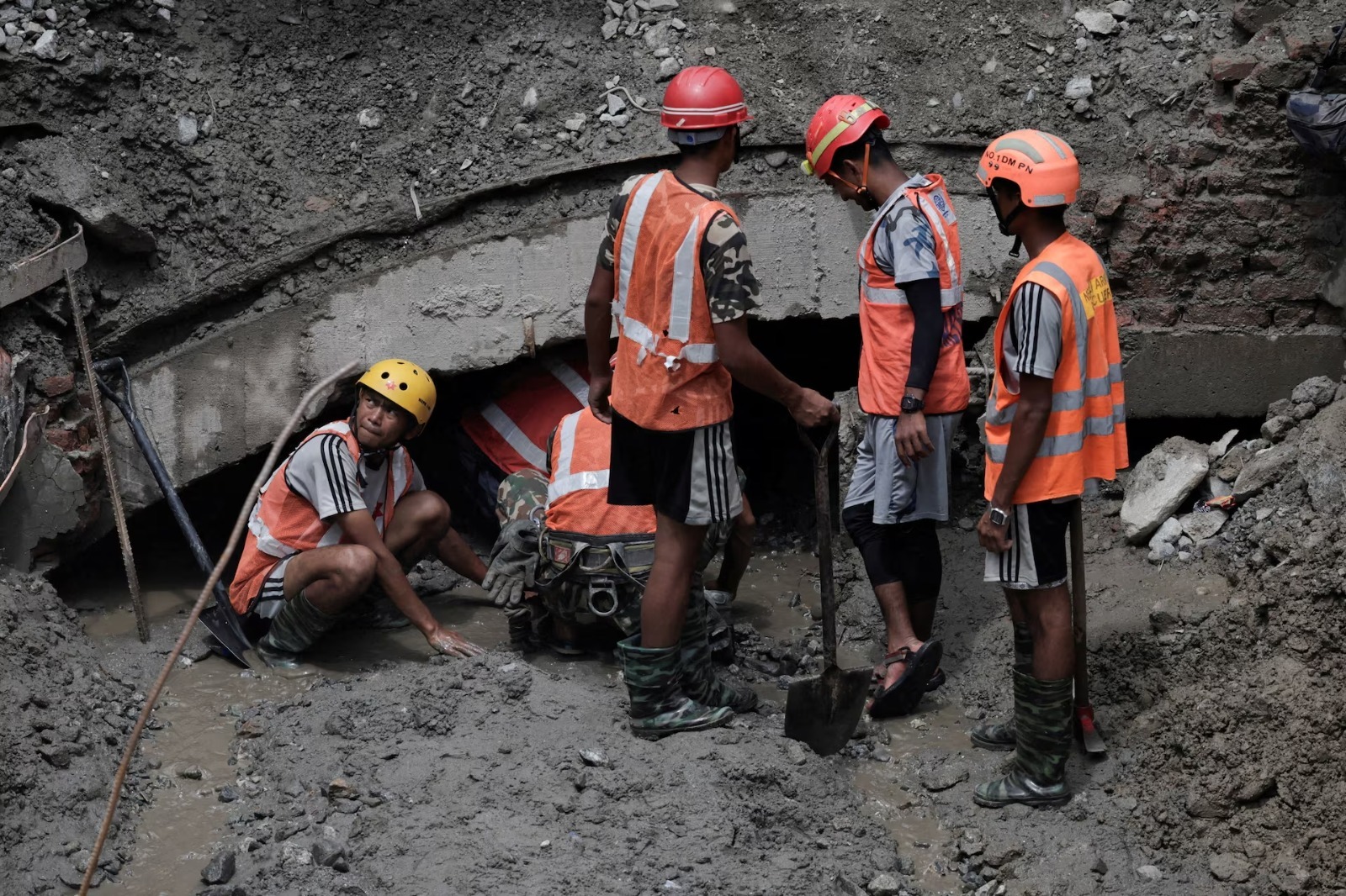 Nepal reporta dos  rescates en un túnel