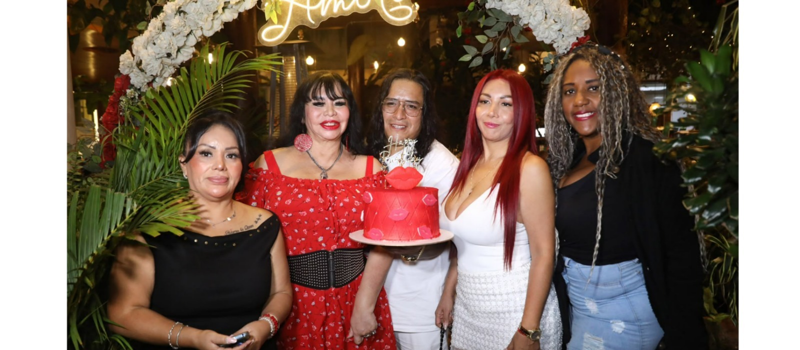 Susy Díaz adelanta celebración de cumpleaños con mini strippers y ritual para atraer el amor