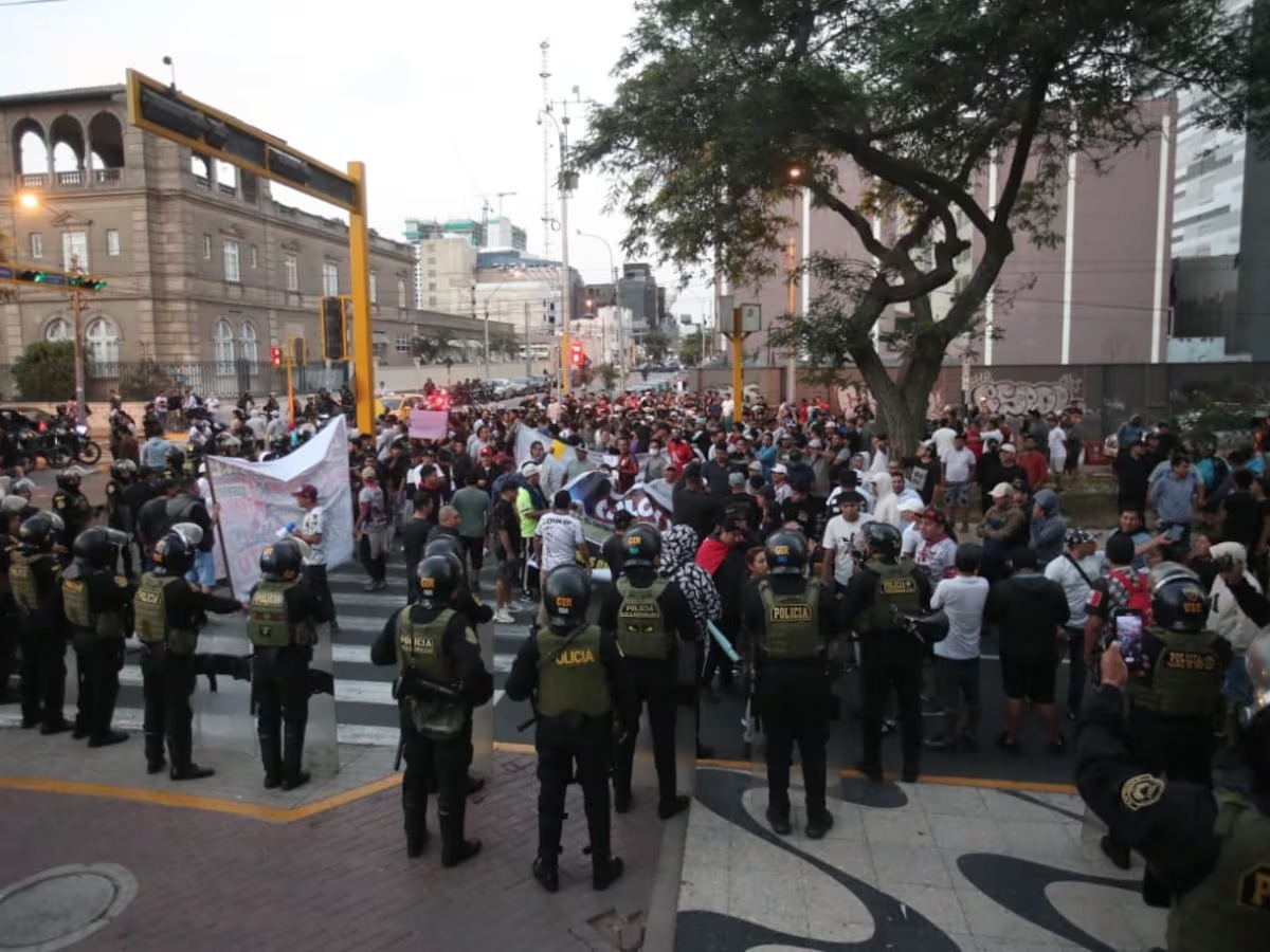 Colectiveros protestan en avenida Arequipa contra cierre de carril del Corredor Azul