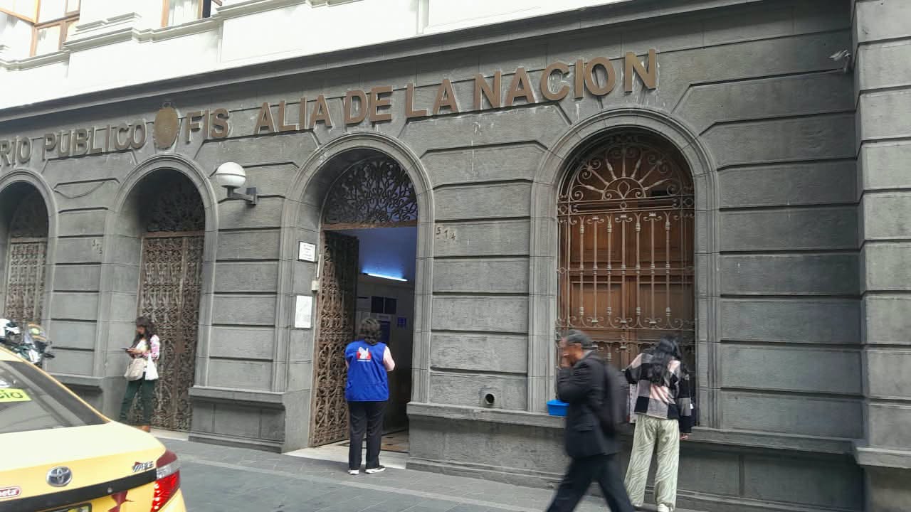 Defensoría brinda apoyo a familias de alumnos investigados por denuncia en Liceo Naval