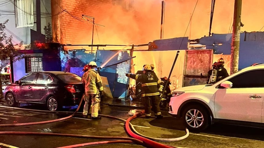 Lince: incendio consume taller de cocina con 21 balones de gas