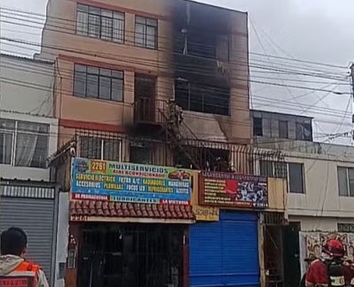 Incendio consume dos pisos de vivienda multifamiliar en La Victoria