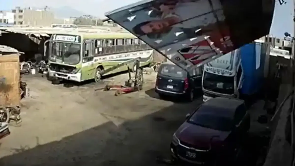 SMP: panel electoral cae sobre camioneta estacionada en taller