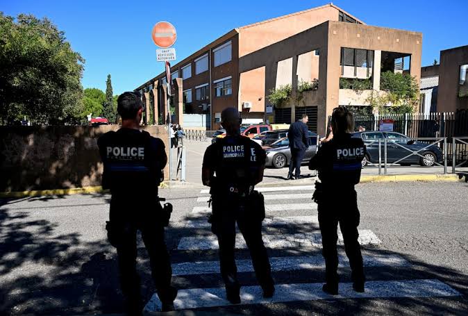 Francia: menor de 14 años dispara al director y a una profesora de su instituto