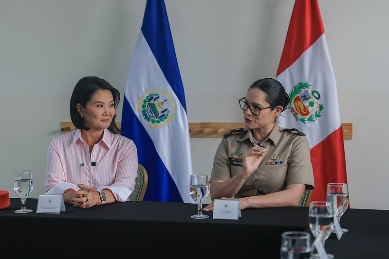 Keiko Fujimori conoce modelo educativo de El Salvador y evalúa incorporar inteligencia artificial en colegios