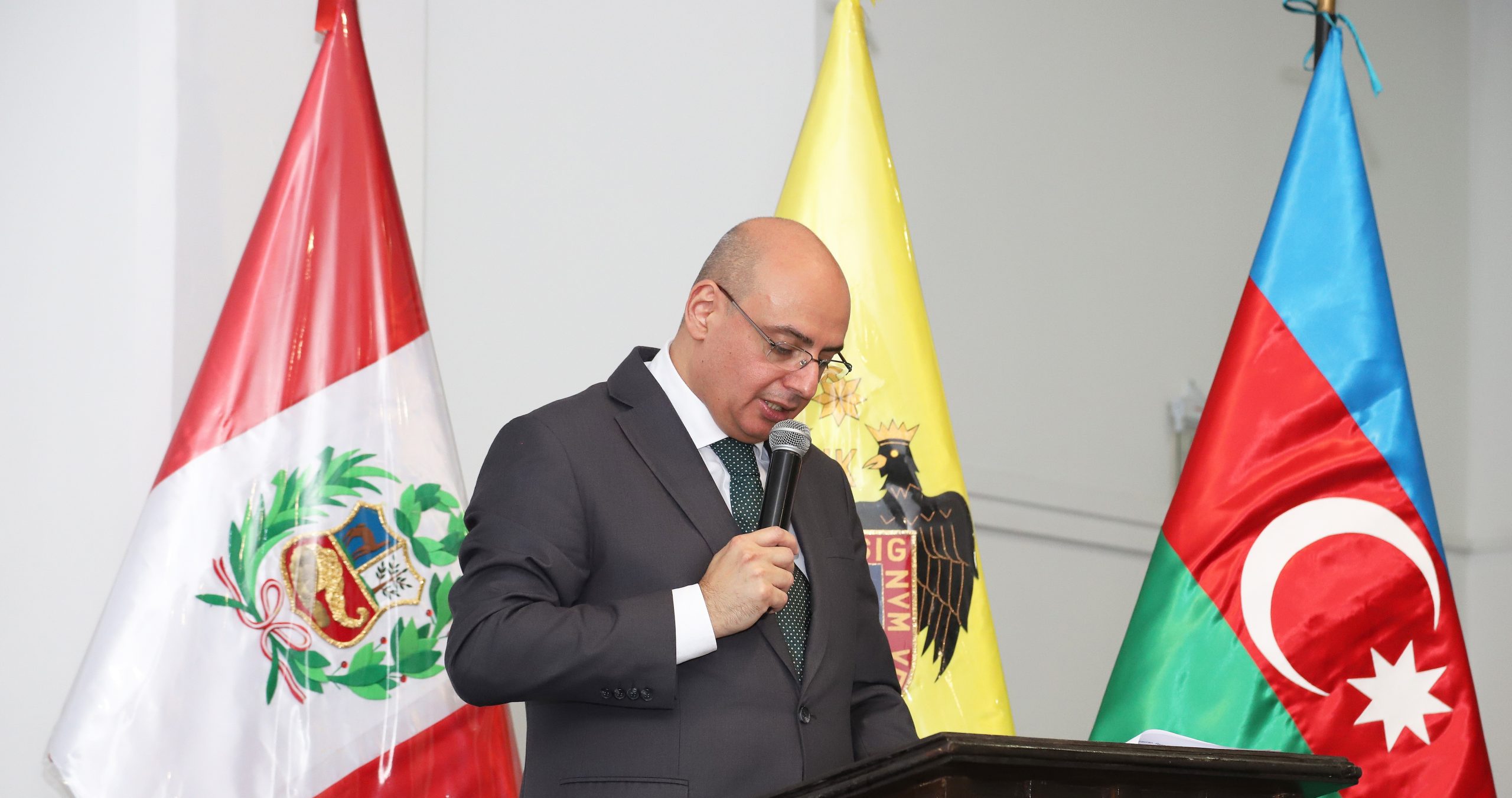 Presentan alfombra de Azerbaiyán donada al Museo Metropolitano de Lima