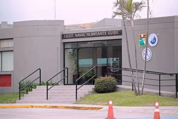 Denuncian presuntos tocamientos indebidos de docente en colegio Liceo Naval