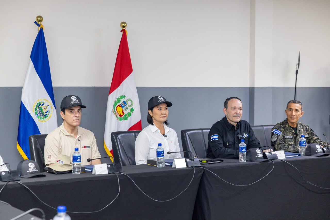 Fujimori visitó el Centro de Confinamiento del Terrorismo en El Salvador