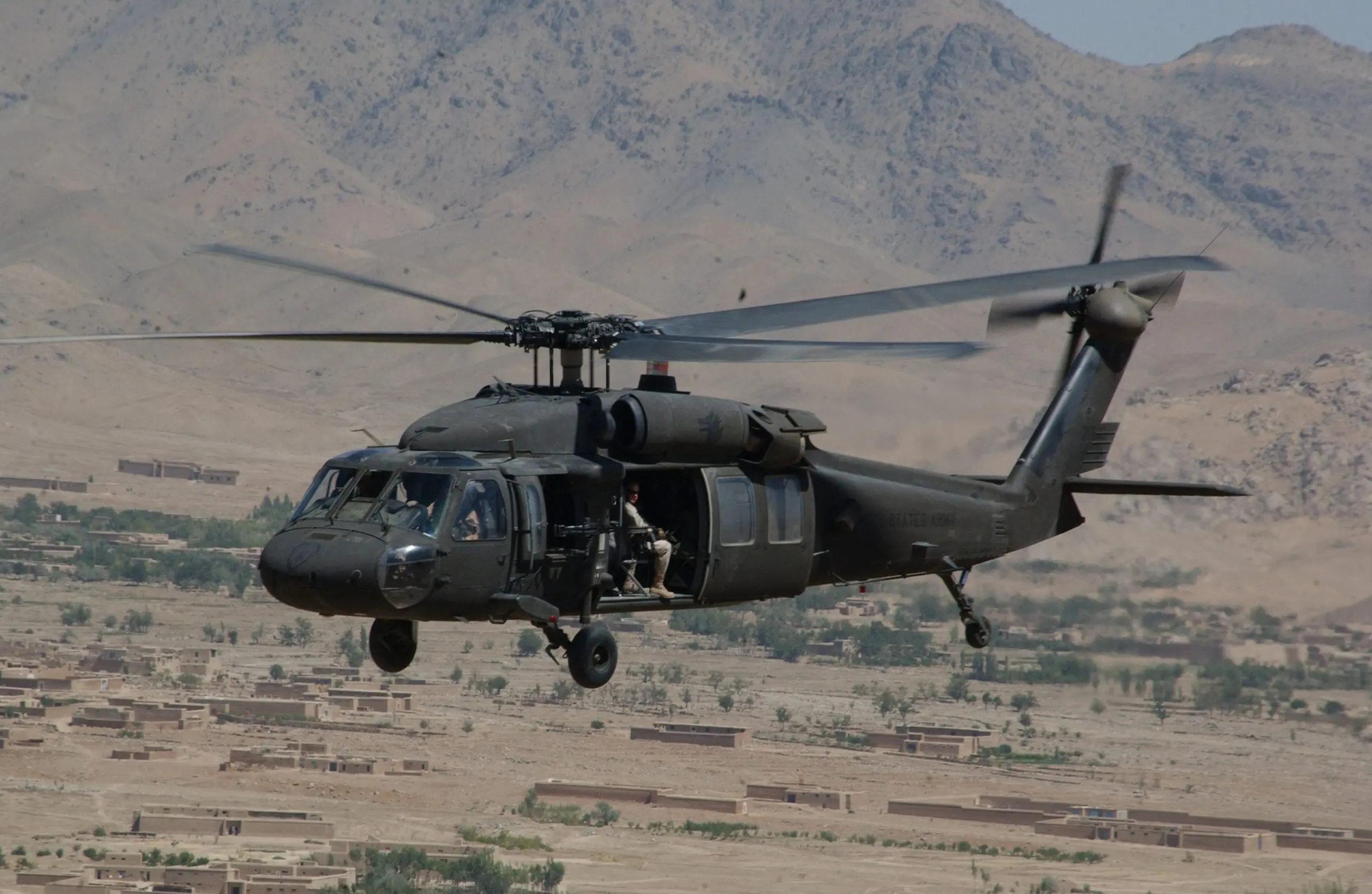 Dan mantenimiento a 9 helicópteros Black Hawk