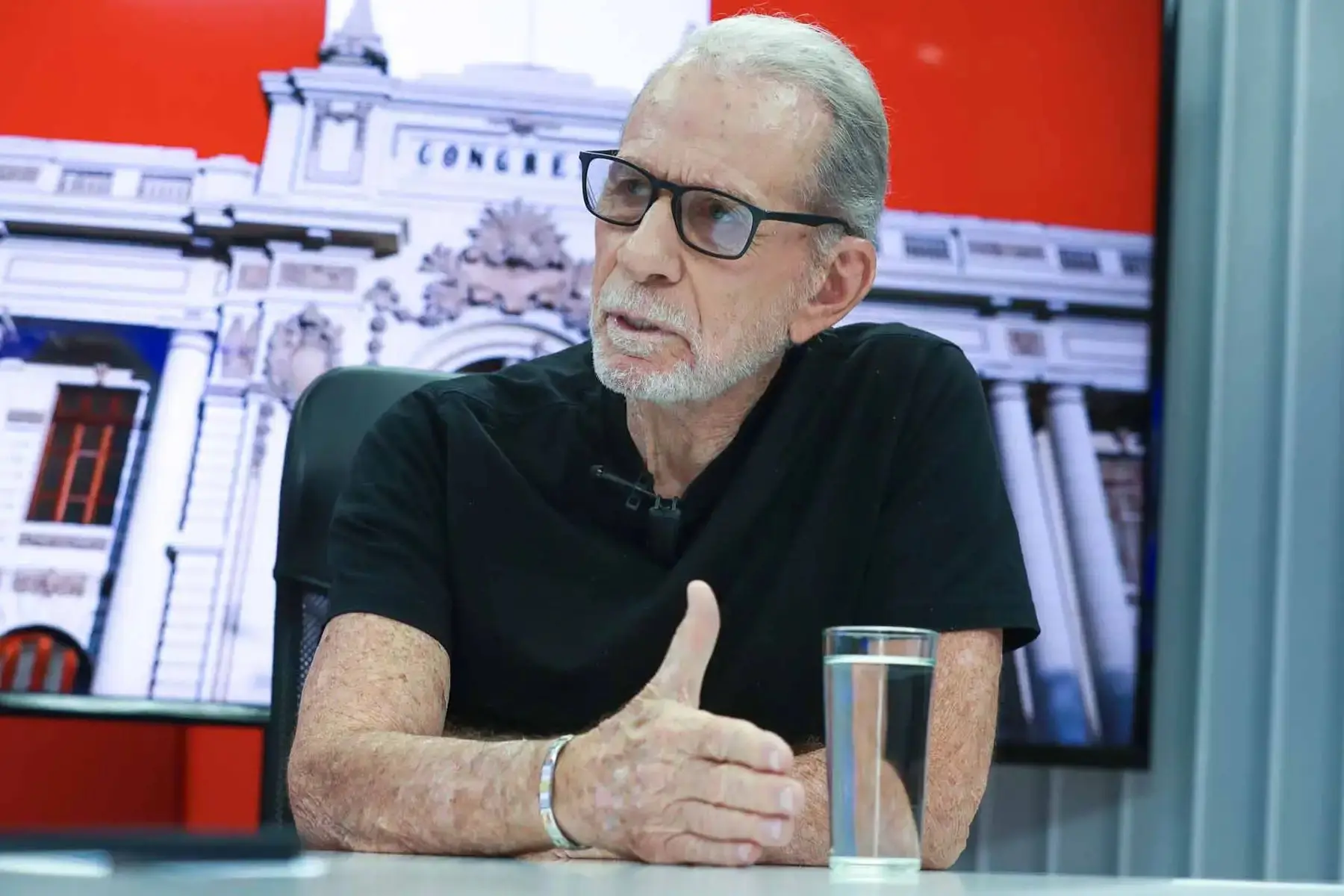 Rojos se dividen y se sacan los ojos