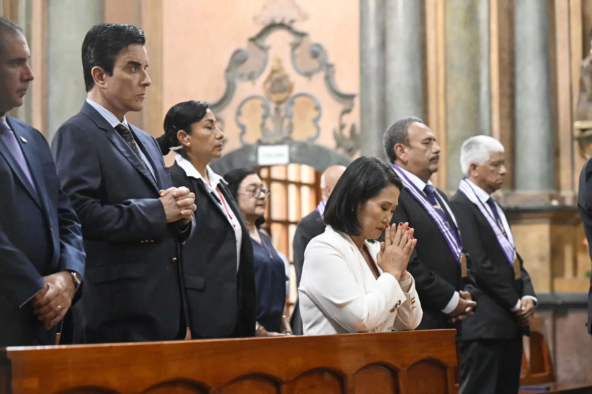 Keiko Fujimori reza por la salud del Papa León XIV