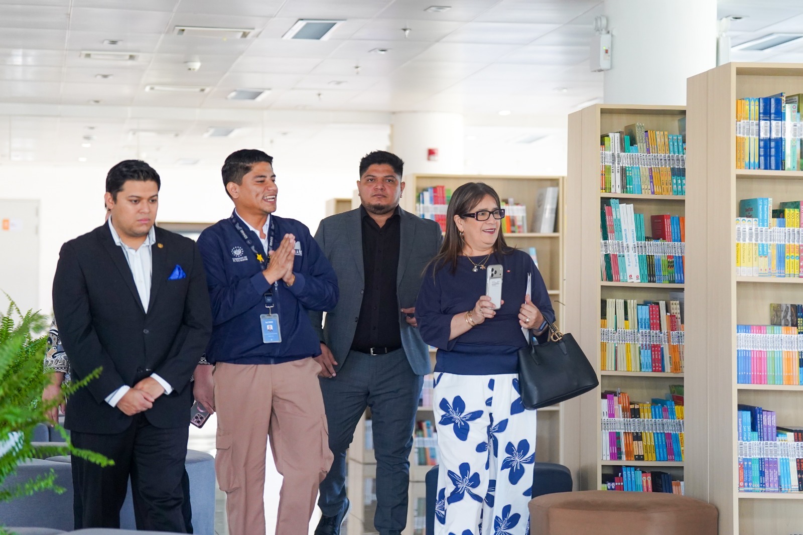 Proponen implementar en Perú el modelo de biblioteca 24/7 de El Salvador