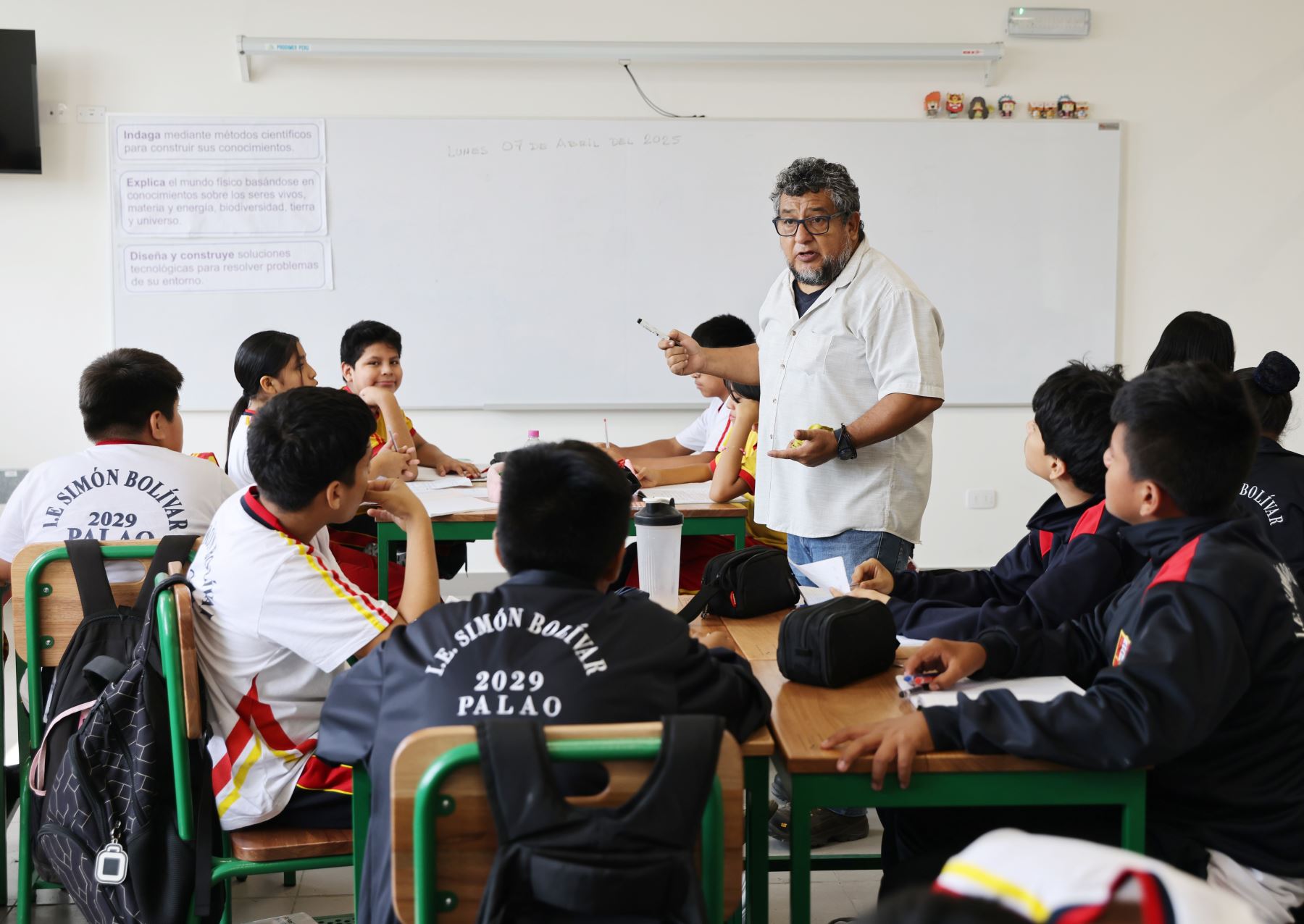 Bono de S/300 para trabajadores públicos de sector Educación