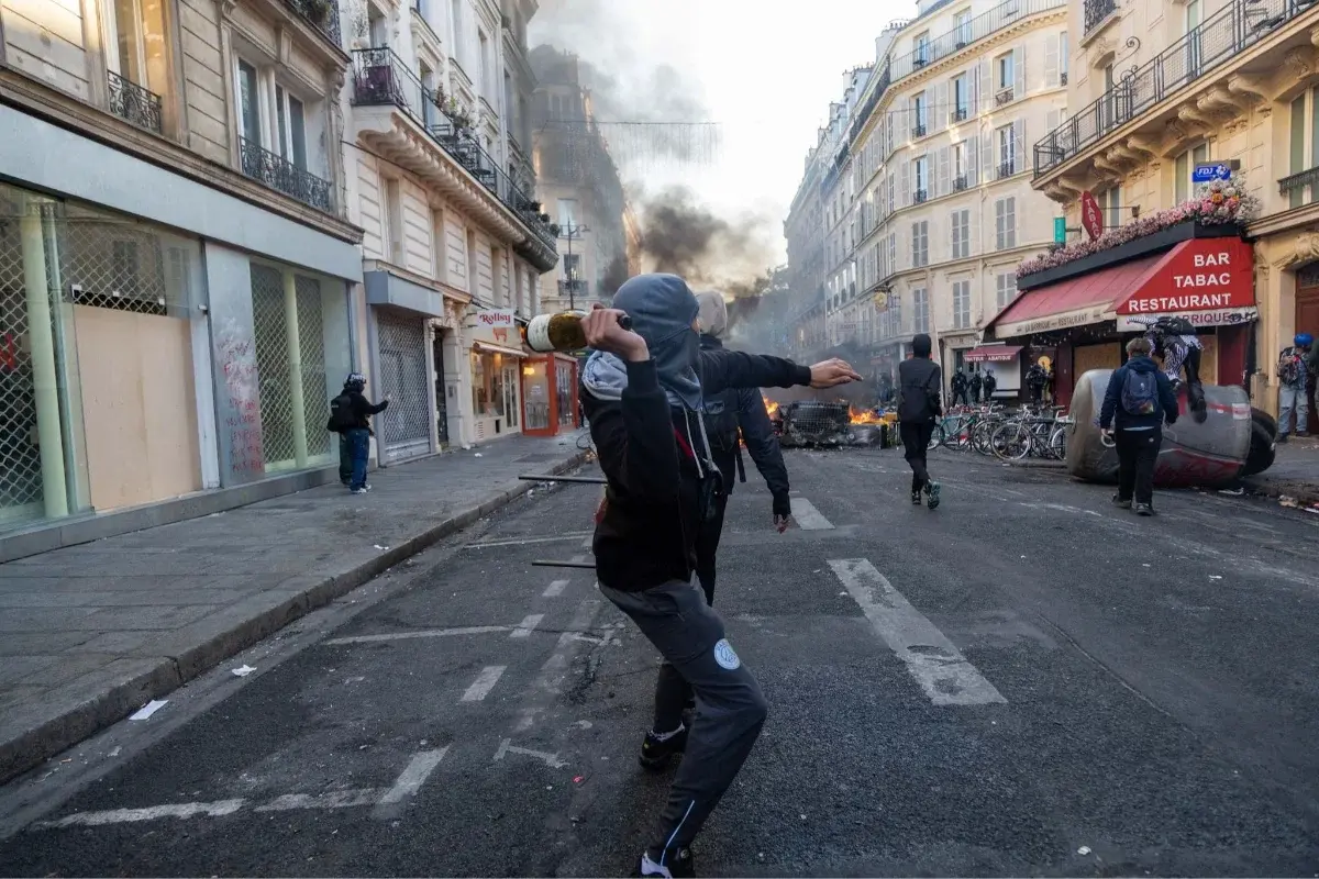 Francia impone toques de queda tras disturbios y saqueos en varias ciudades
