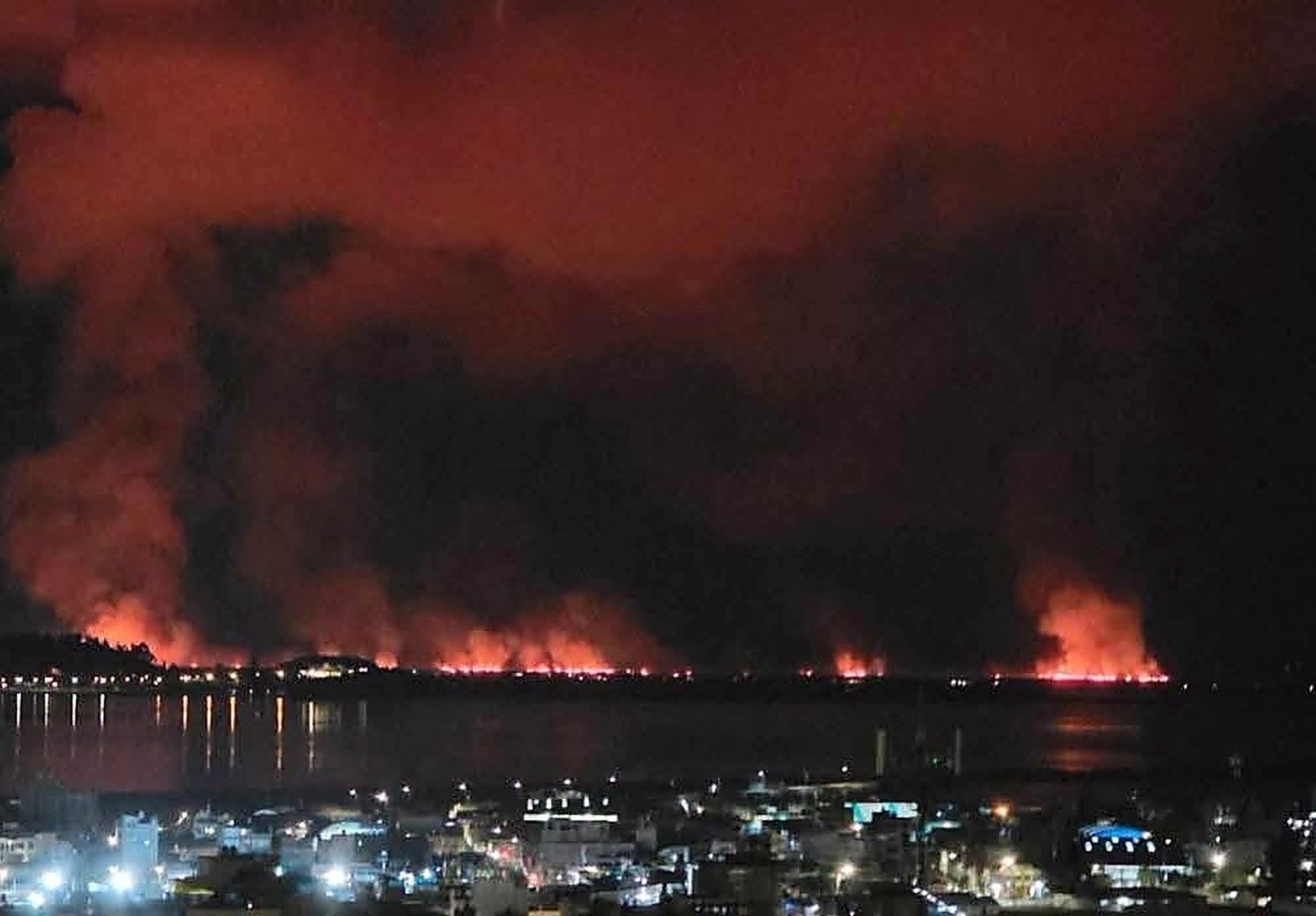 Incendio arrasa totorales del Titicaca y amenaza las islas de Los Uros