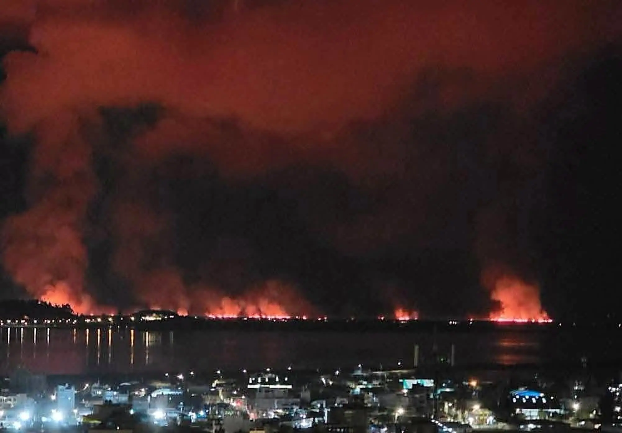 Incendio arrasa totorales del Titicaca y amenaza las islas de Los Uros