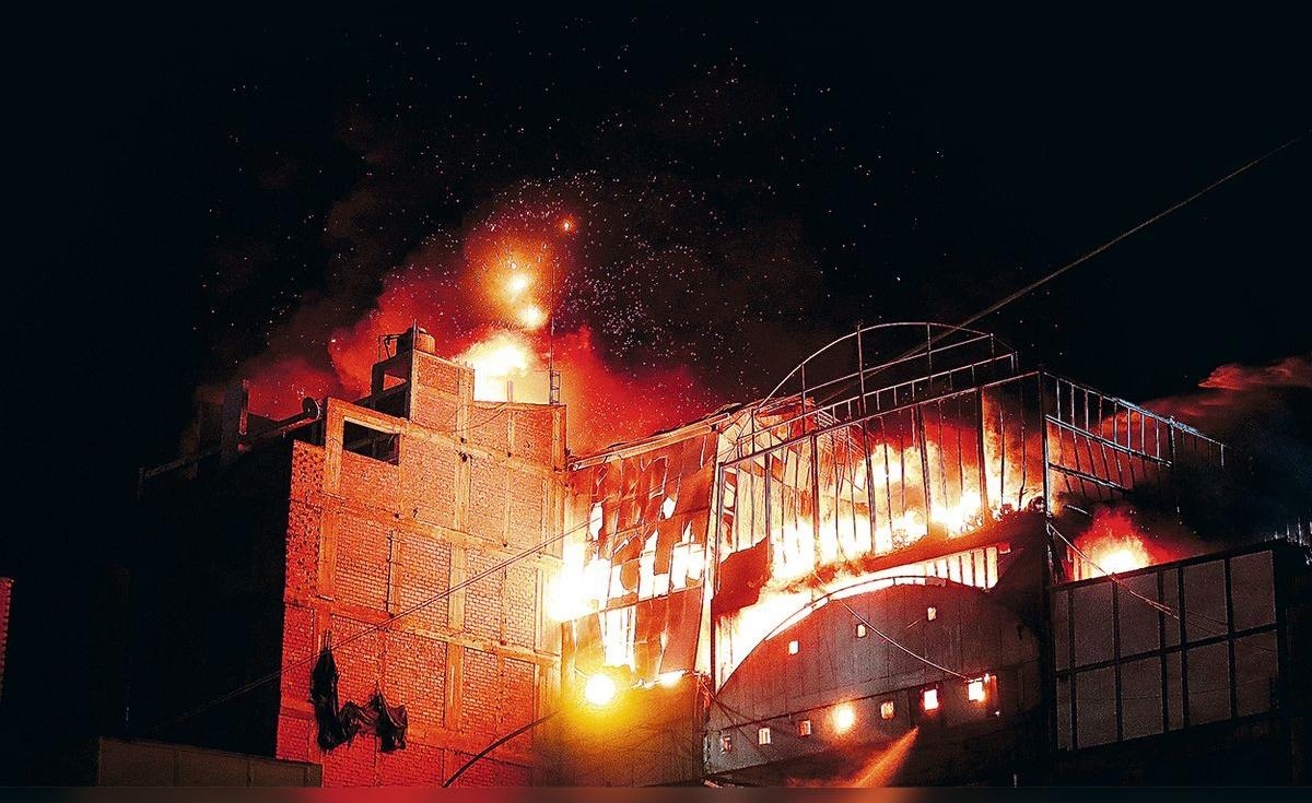 Incendio en galería de Mesa Redonda afecta seis puestos de electrodomésticos