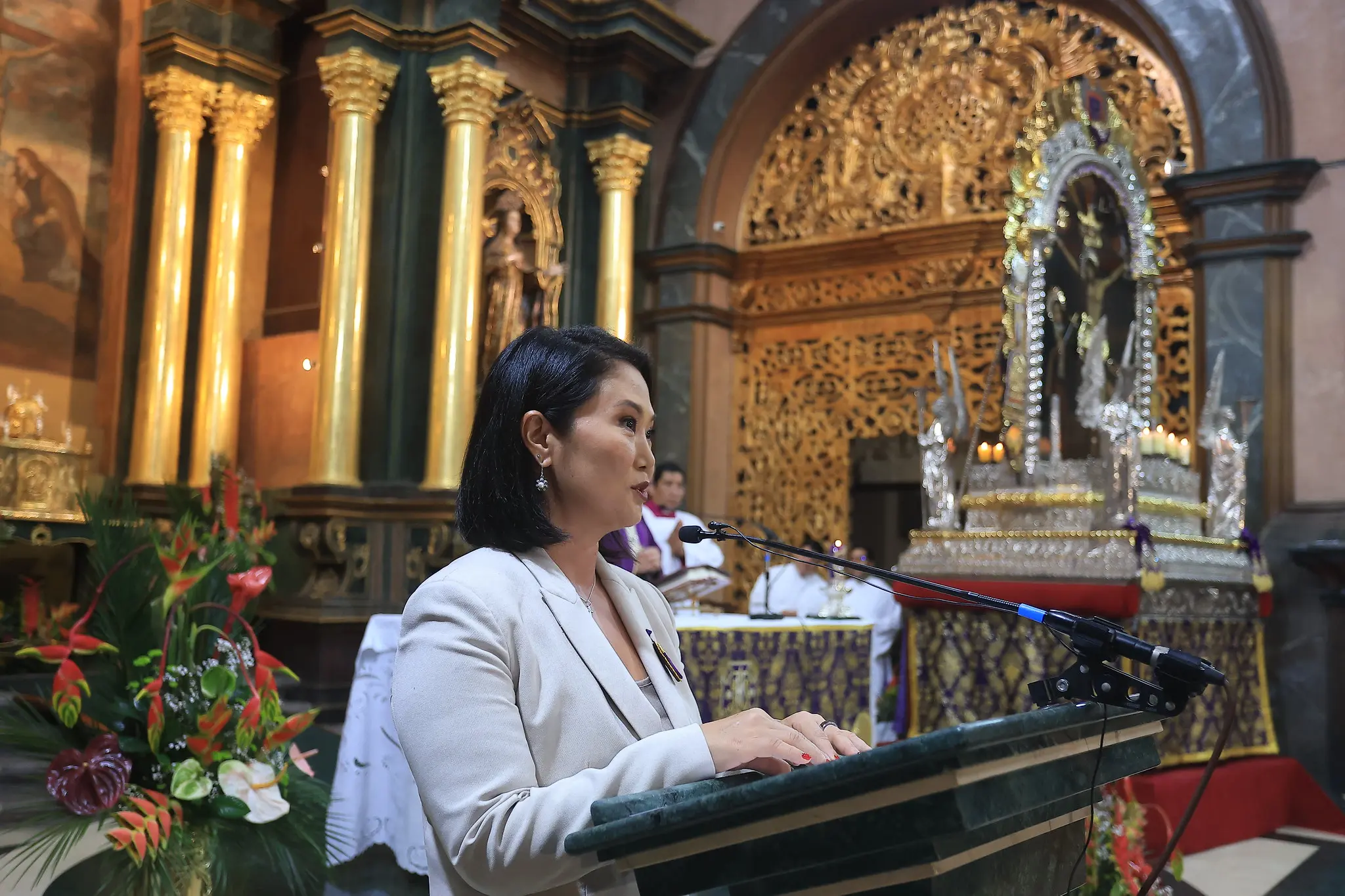 Keiko Fujimori pide por la salud del papa León XIV durante misa en Las Nazarenas