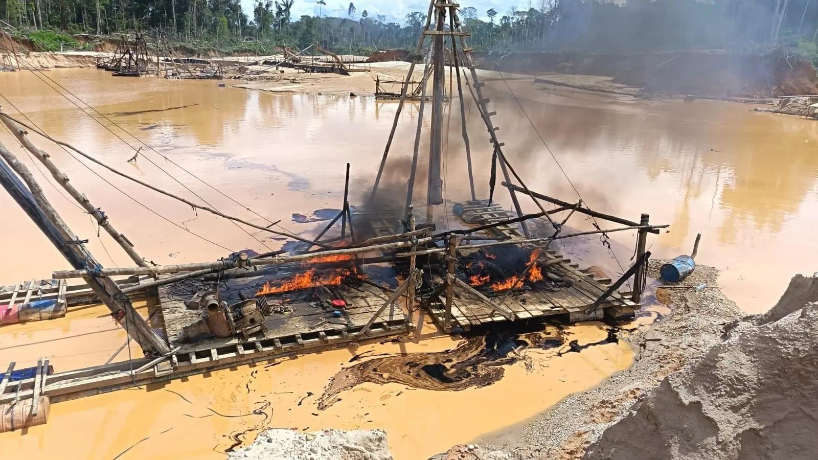 Madre de Dios: destruyen más de 30 campamentos de minería ilegal en Tambopata