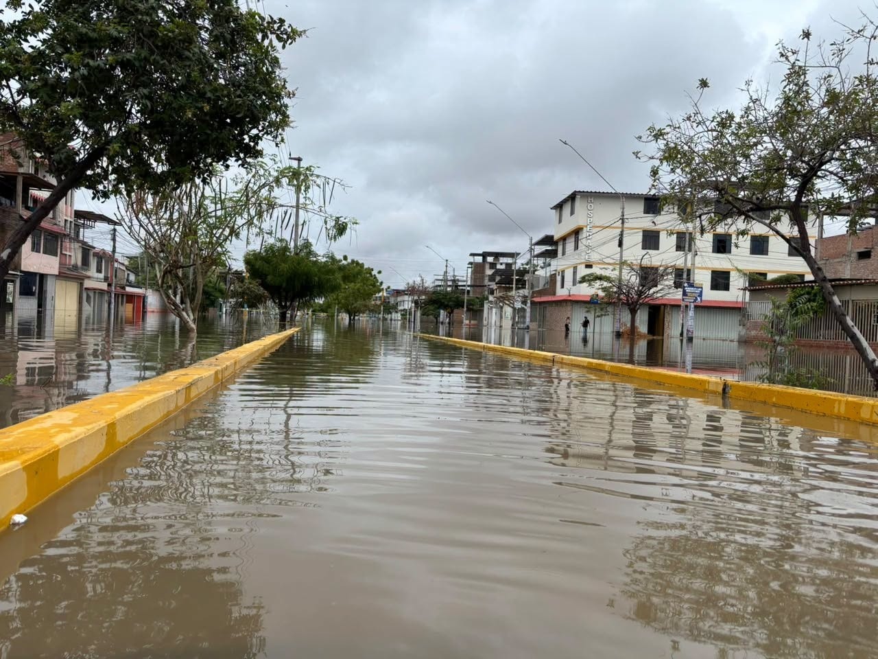 Piura: calles y viviendas siguen inundadas por colapso del alcantarillado
