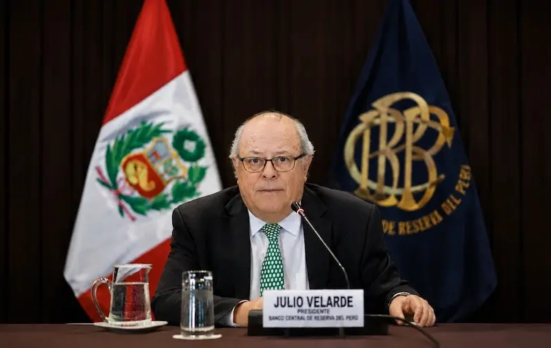 Velarde destaca solidez económica del Perú, pero alerta por riesgos externos y climáticos