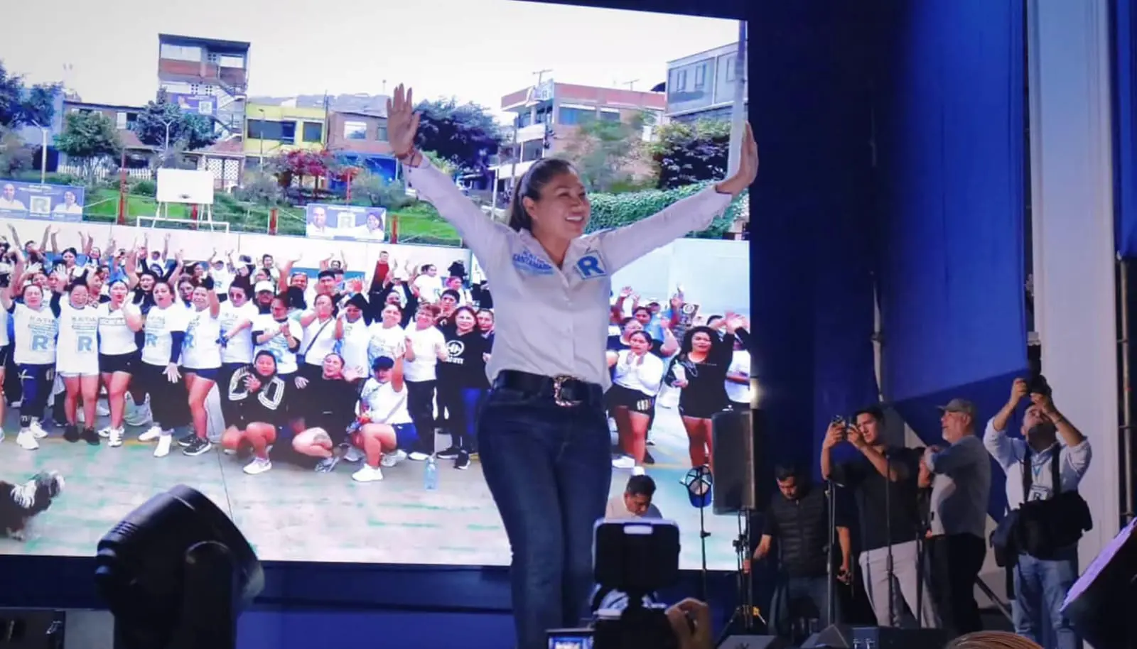 Katia Santamaria cierra su campaña en Mi Perú