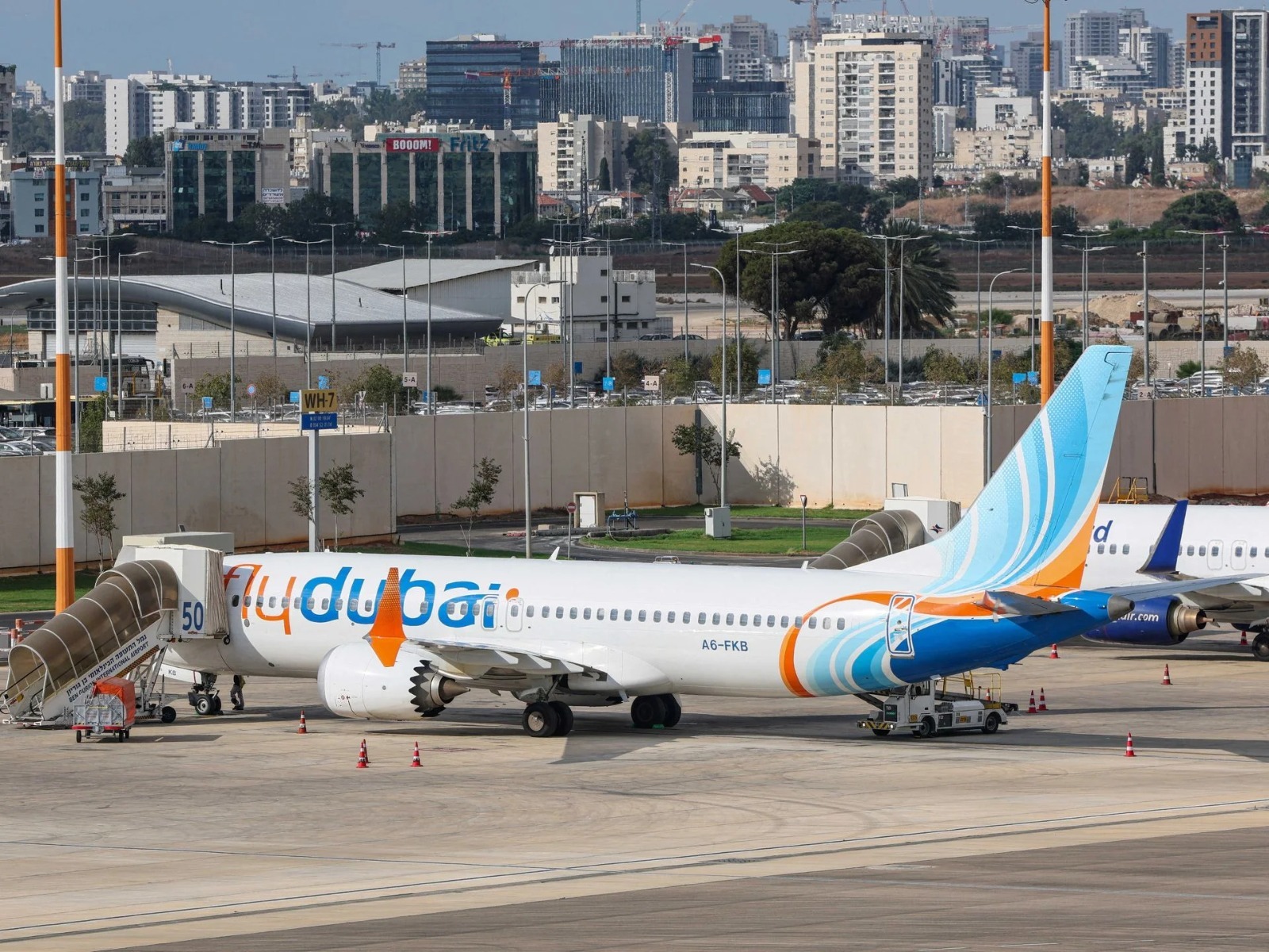 Piloto musulmán de avión que iba a Israel apuñala a copiloto e intenta estrellarlo, pero pasajeros lo impiden