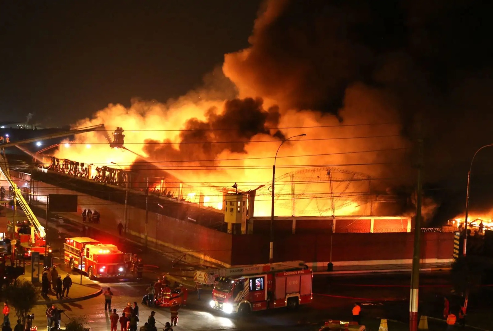 Incendio consume almacén  de chatarra en zona de VES