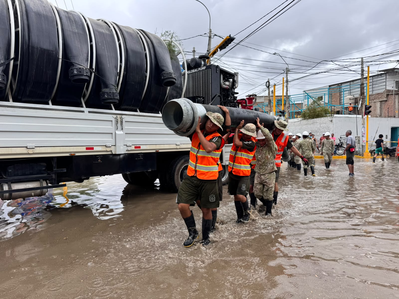 Piura: Ejército del Perú opera con bombas de extracción para evacuar agua empozada en calles de Piura