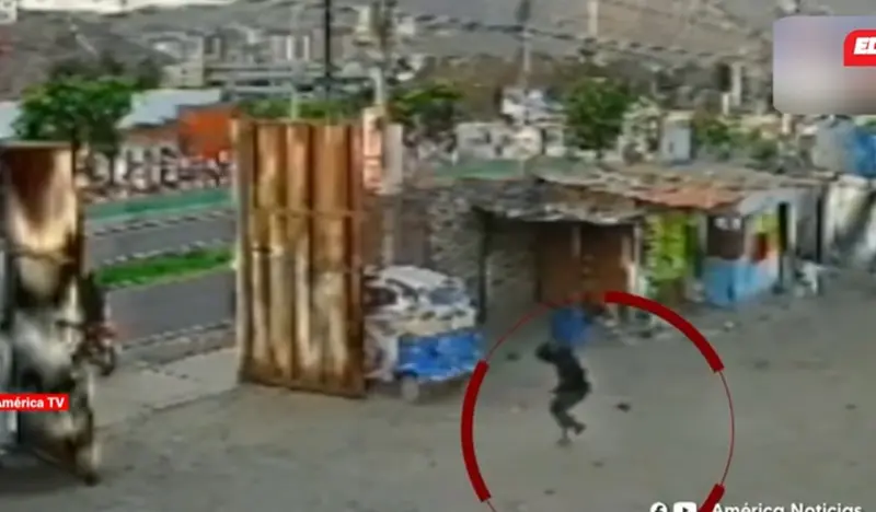 Vigilante enfrenta a tiros a dos sujetos que irrumpieron en una cochera del Rímac