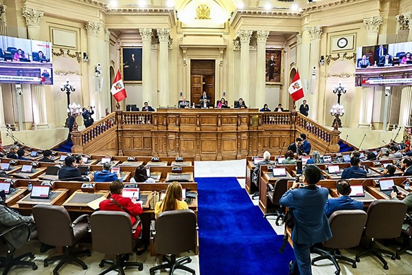 Debate sobre facultades legislativas entra en receso