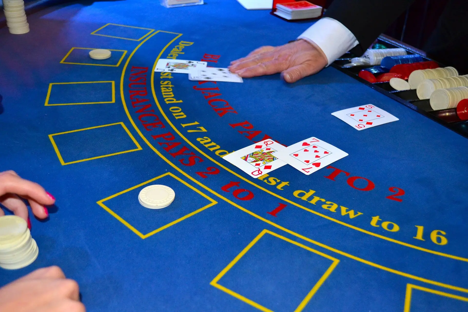 El sector de casino en línea crece gracias a los juegos de tragamonedas y las mesas con crupier en vivo