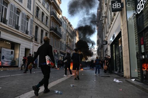 París registra más de 350 detenidos tras disturbios y saqueos que golpearon a decenas de comercios