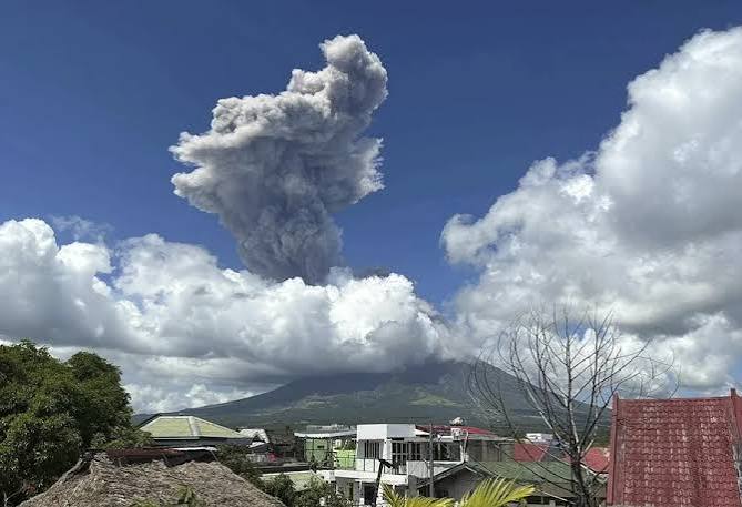 Filipinas: volcán Mayón entra en erupción y expulsa ceniza a 3.000 metros
