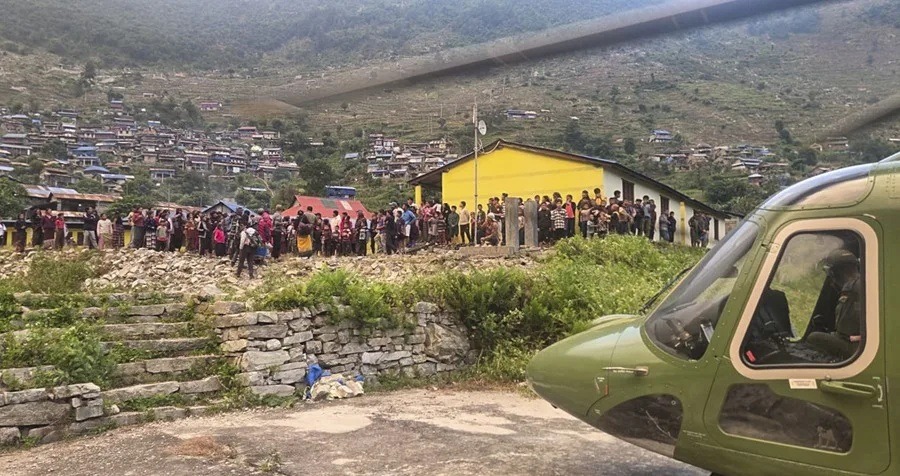 Nepal despliega operativo aéreo para rescatar a más de 320 personas atrapadas por una inundación