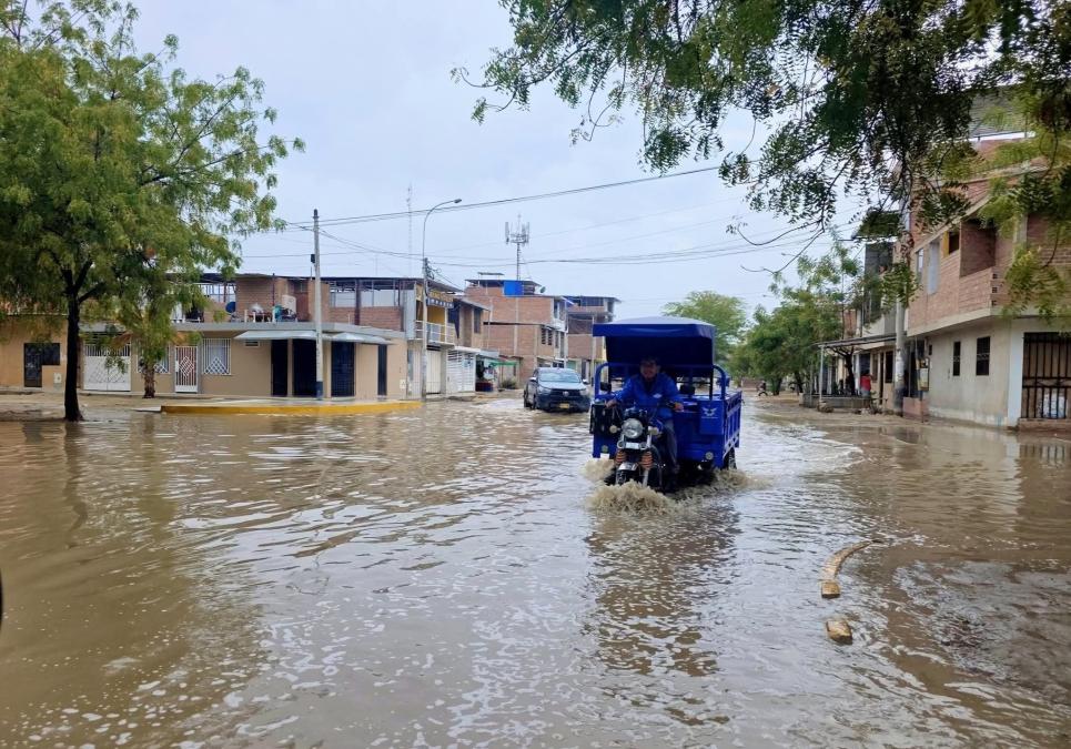 Piura: lluvias inundan casas y dificultan el tránsito en varios distritos