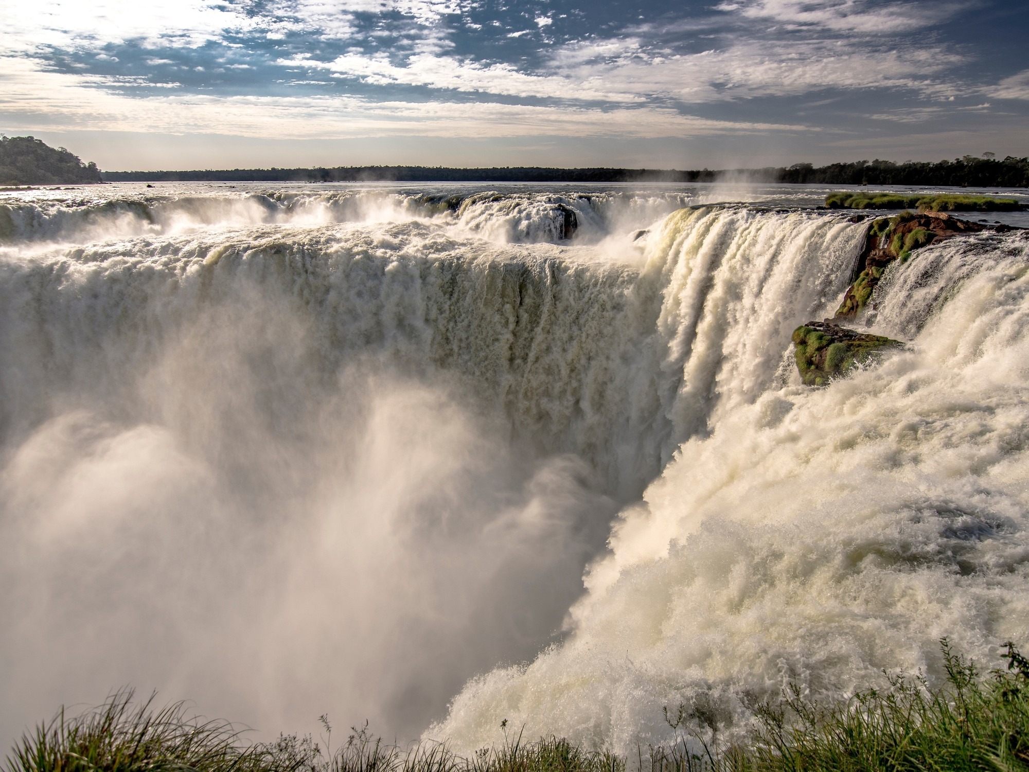 Crecida del río Iguazú obliga a cerrar temporalmente las cataratas en Argentina