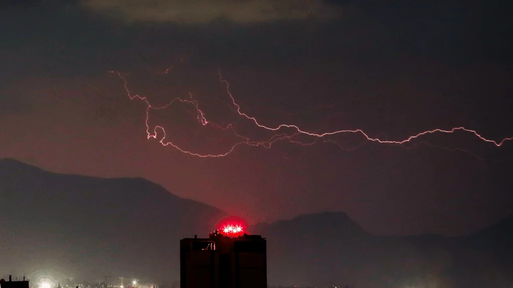 Tormenta eléctrica sorprende a Santiago con granizadas y fuertes truenos en varios sectores