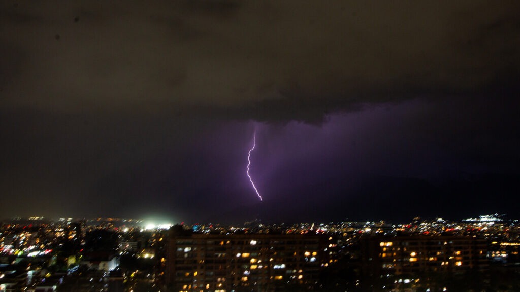 Chile declara alerta roja en Santiago por intensas tormentas eléctricas, lluvias y caída de granizo